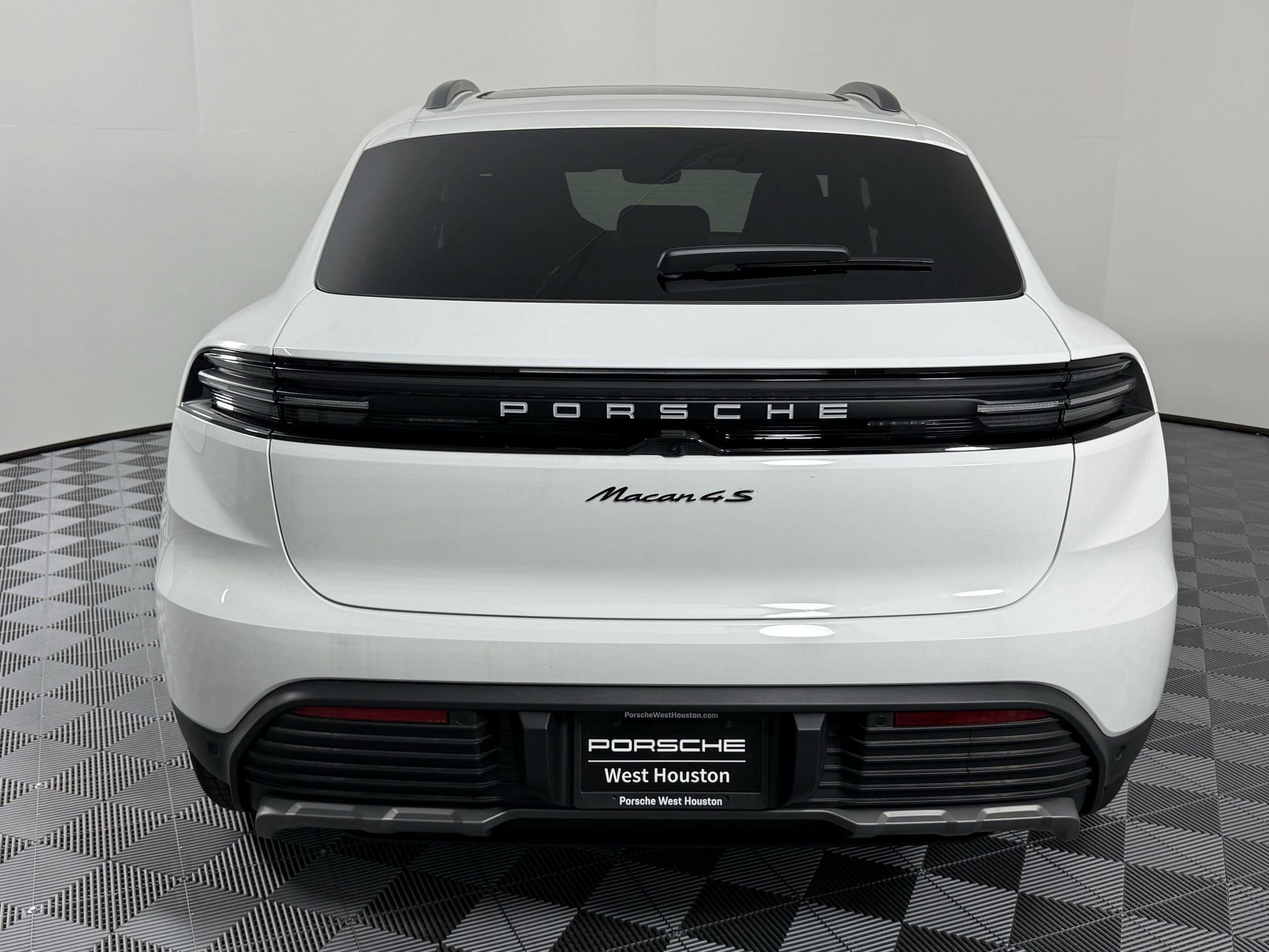 Certified 2025 Porsche Macan 4S Electric AWD/4WD image 10