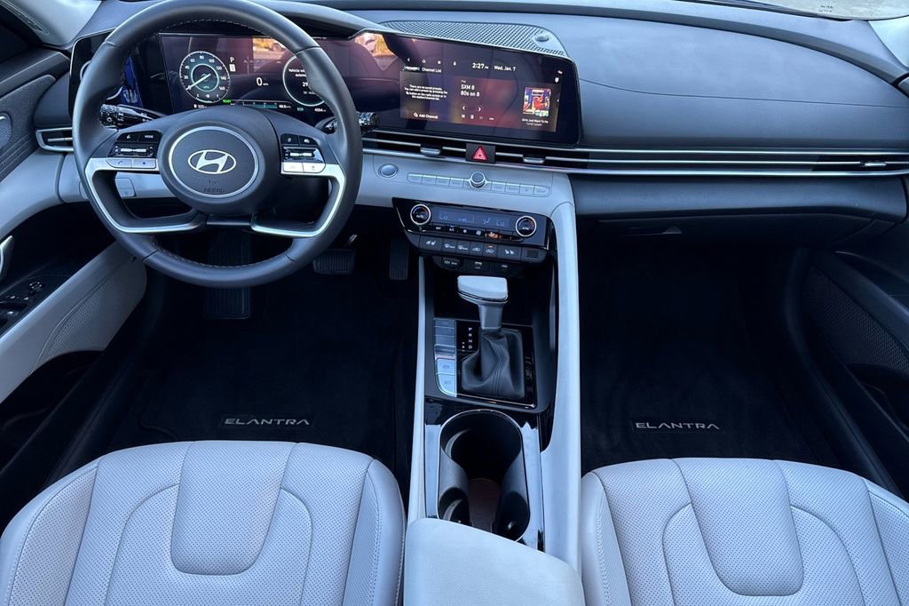 Used 2025 Hyundai Elantra Limited image 10