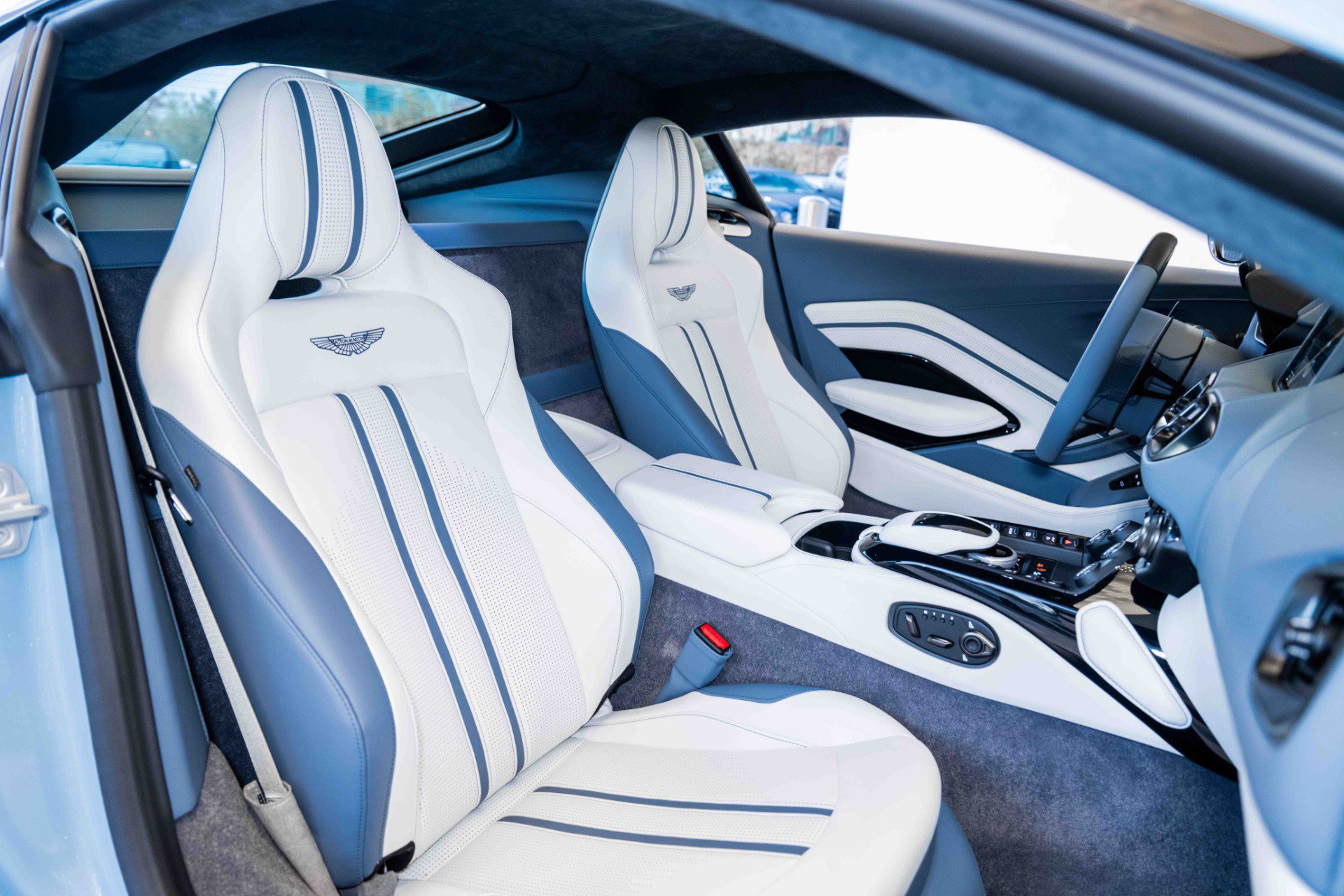 Used 2023 Aston Martin V8 Vantage Coupe RWD image 16