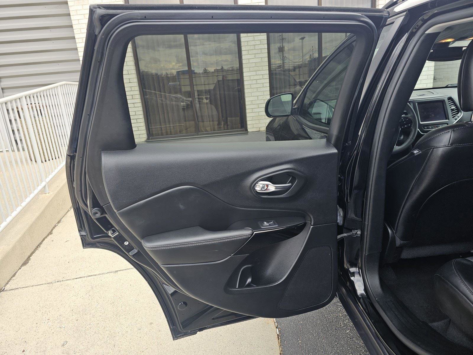 Used 2023 Jeep Cherokee Altitude Lux image 16