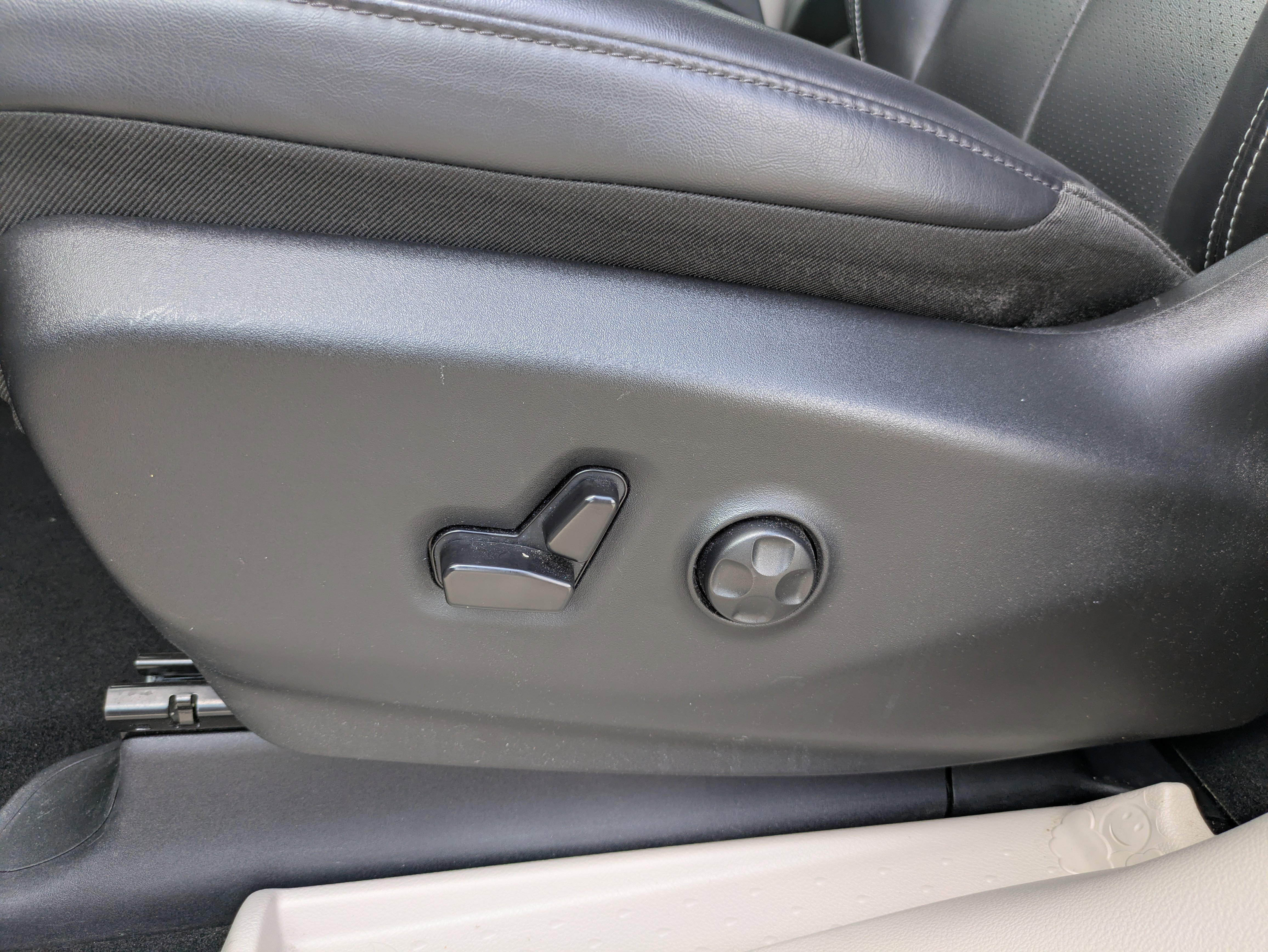 Used 2023 Chrysler Pacifica Touring-L FWD image 5