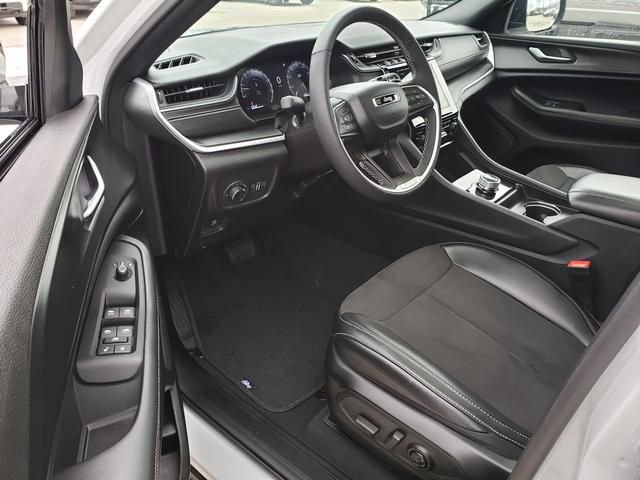 Used 2024 Jeep Grand Cherokee Altitude image 14