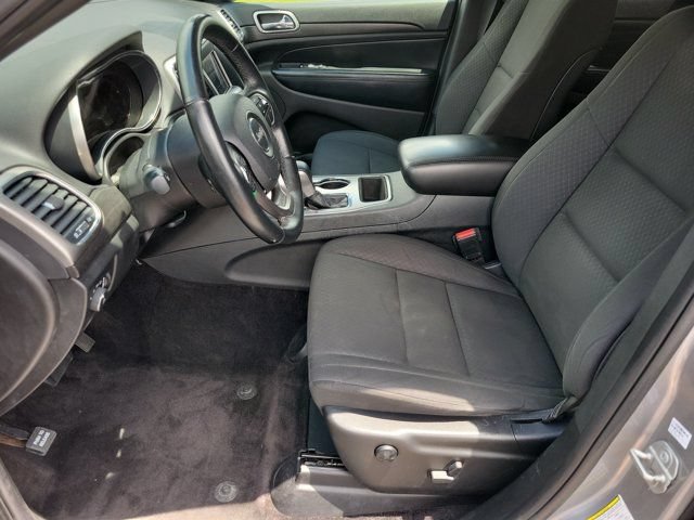 Used 2018 Jeep Grand Cherokee Laredo RWD image 4