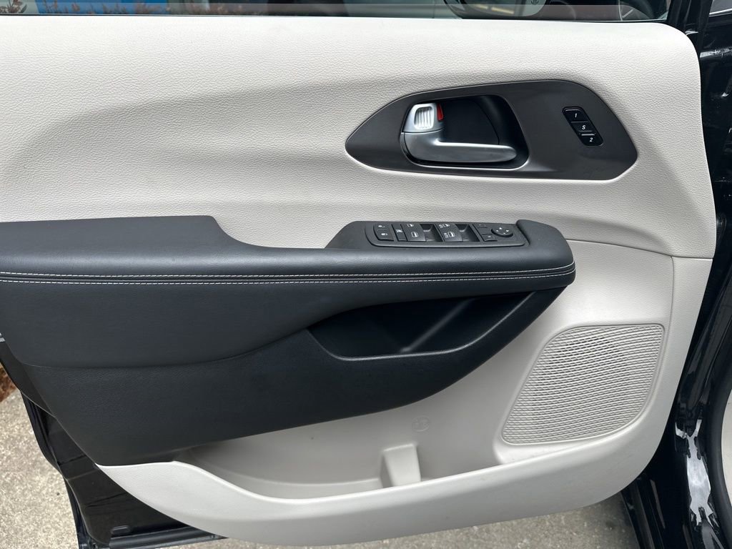 Used 2024 Chrysler Pacifica Touring-L image 16