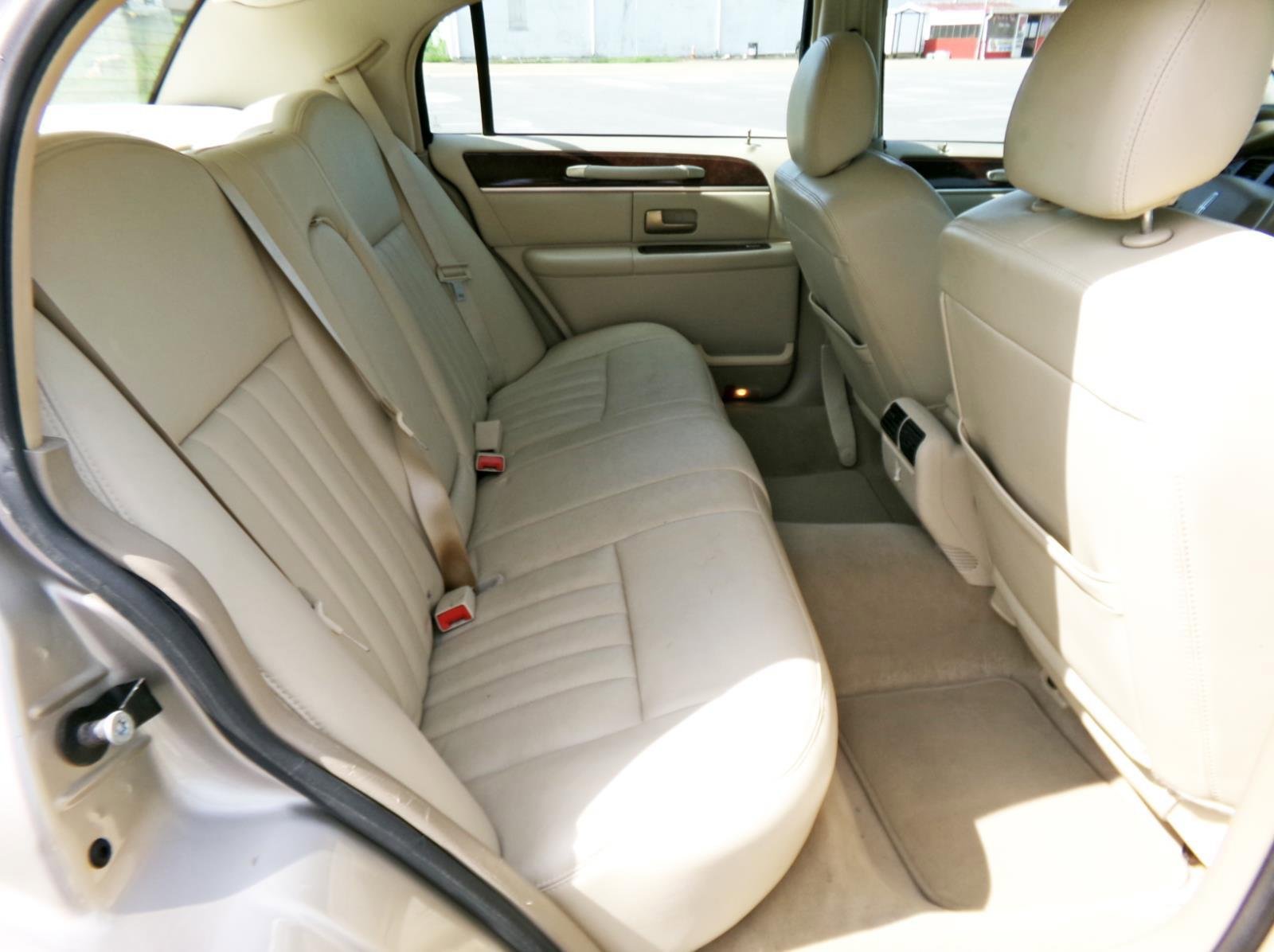 Used 2007 Lincoln Town Car Signature RWD image 13