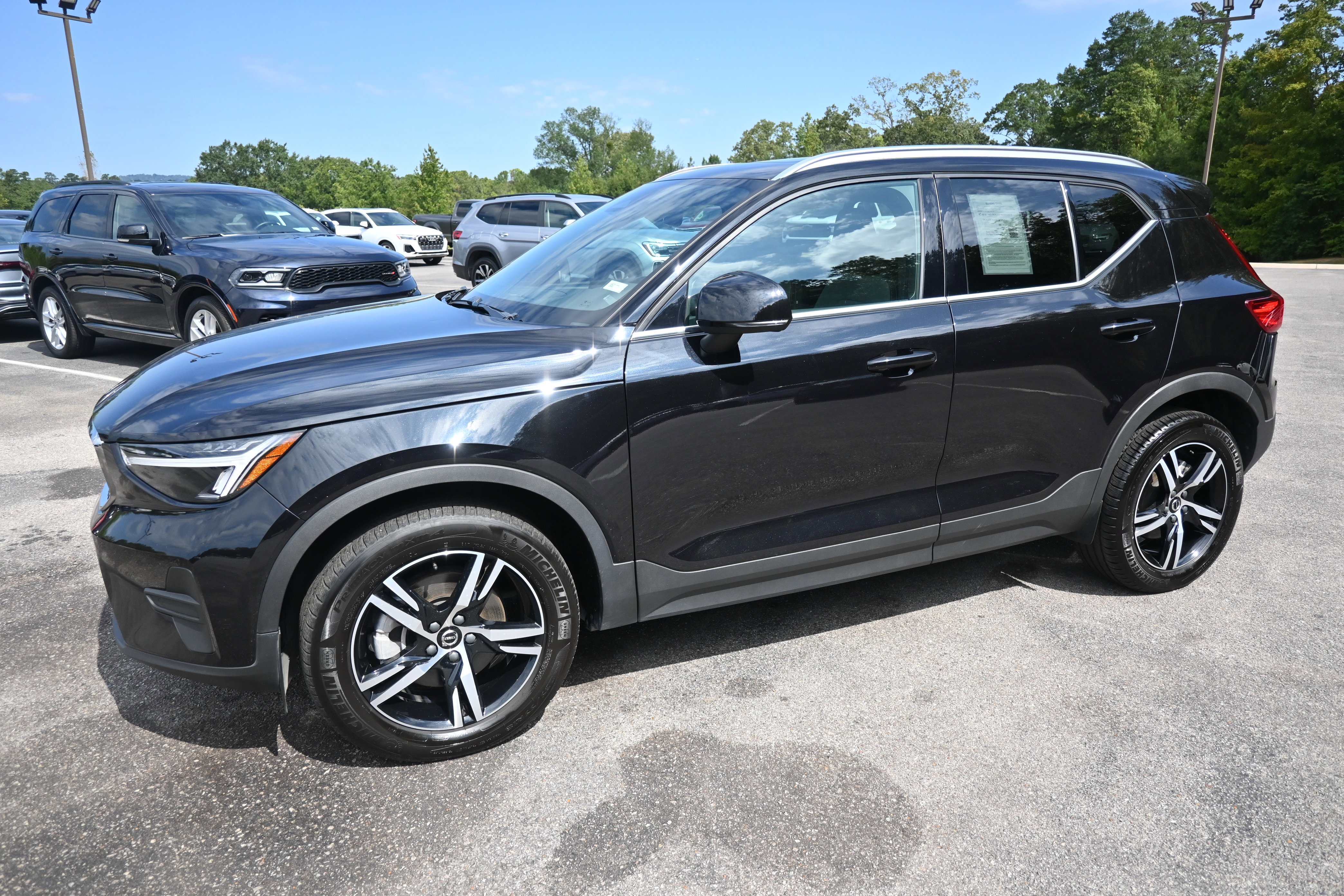 Used 2025 Volvo XC40 B5 Core image 5