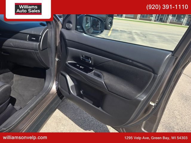 Used 2018 Mitsubishi Outlander LE AWD/4WD image 14