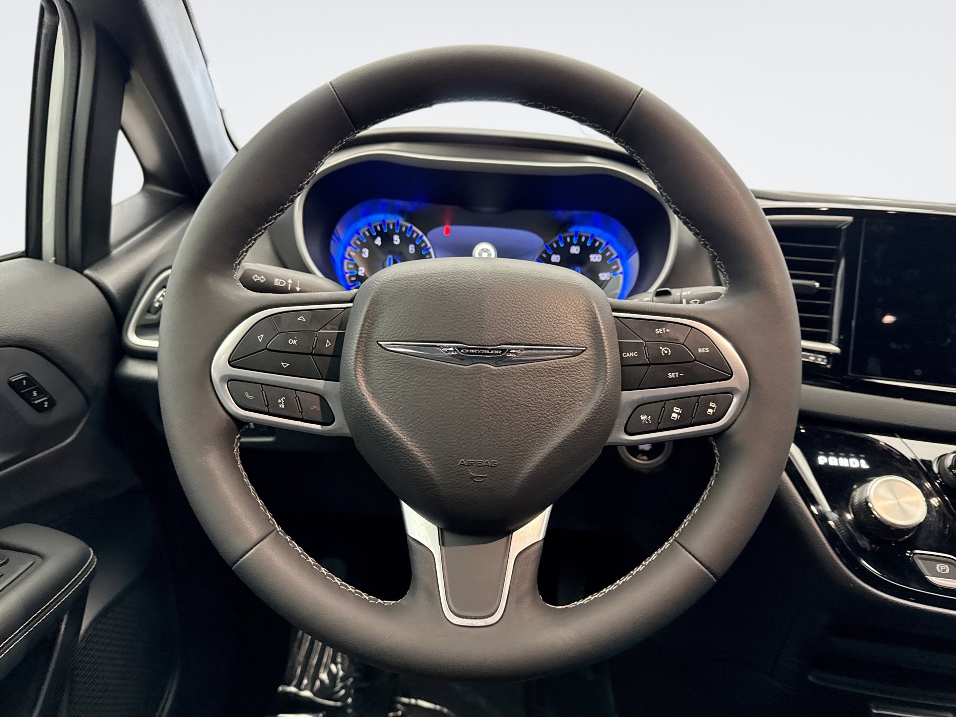 Used 2026 Chrysler Pacifica Select image 12