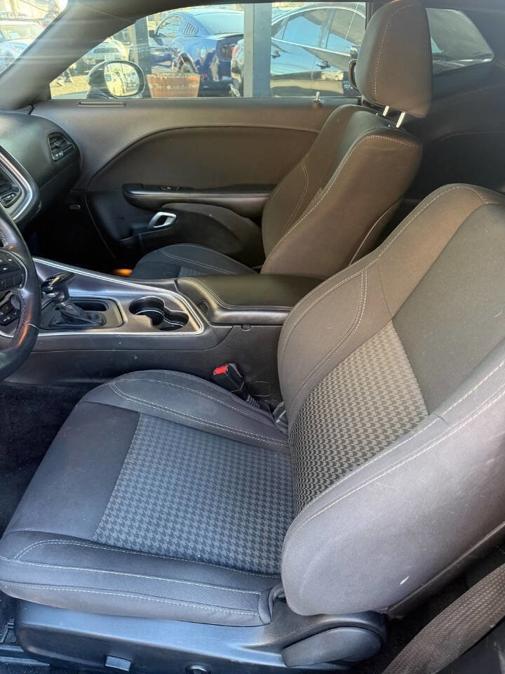 Used 2018 Dodge Challenger SXT w/ Sound Group image 15