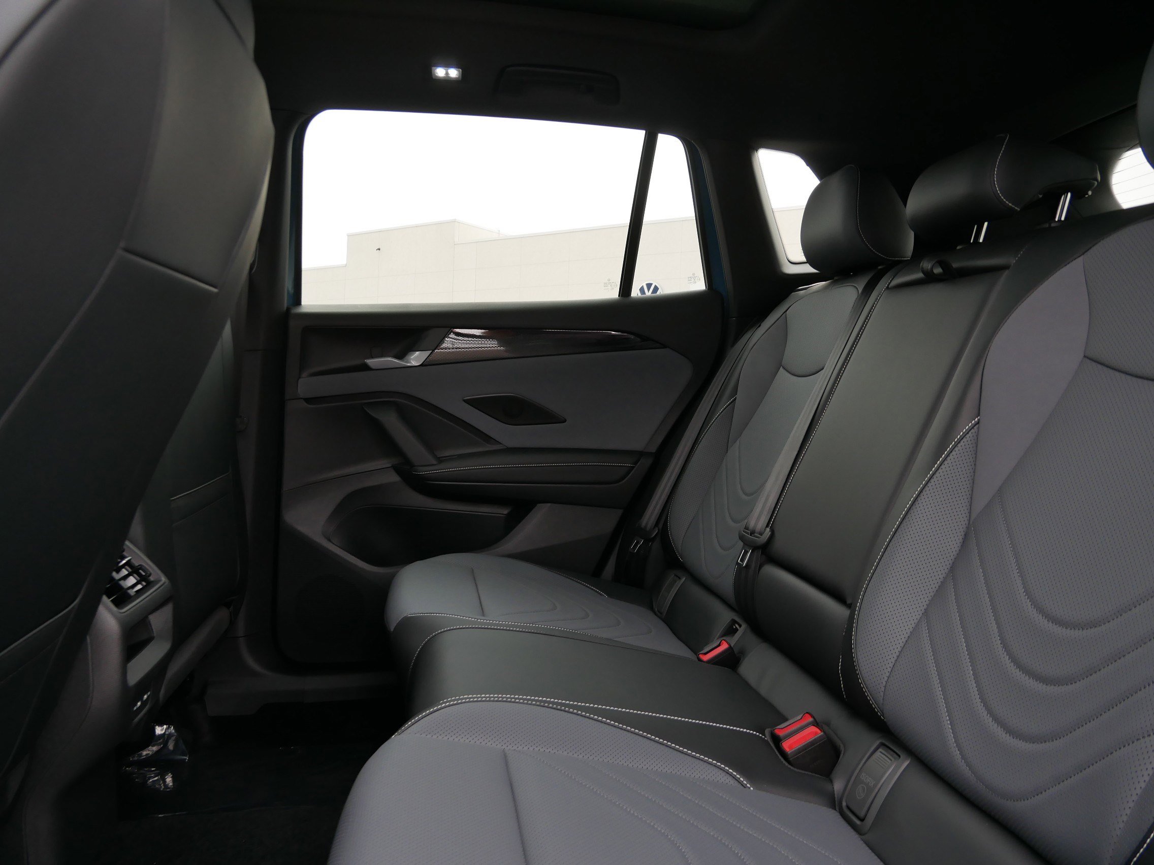 New 2026 Volkswagen Tiguan SE R-Line image 5