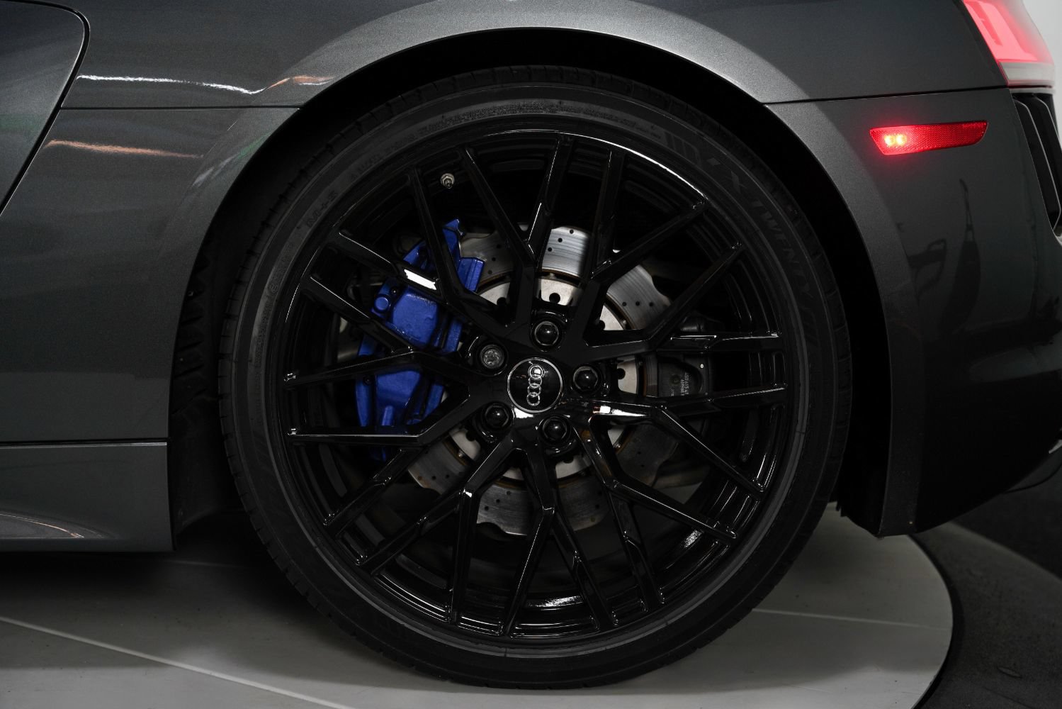 Used 2018 Audi R8 V10 w/ Premium Package RWD image 17