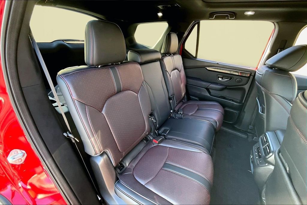 Certified 2025 Honda Pilot Black Edition image 17