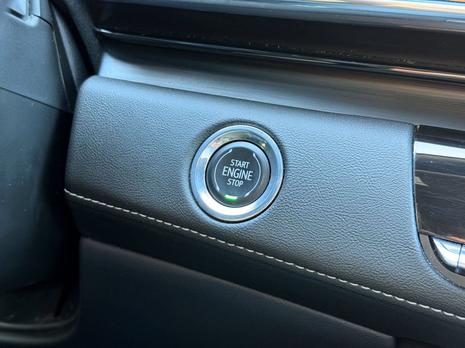 Used 2023 Cadillac Escalade Luxury AWD/4WD image 16