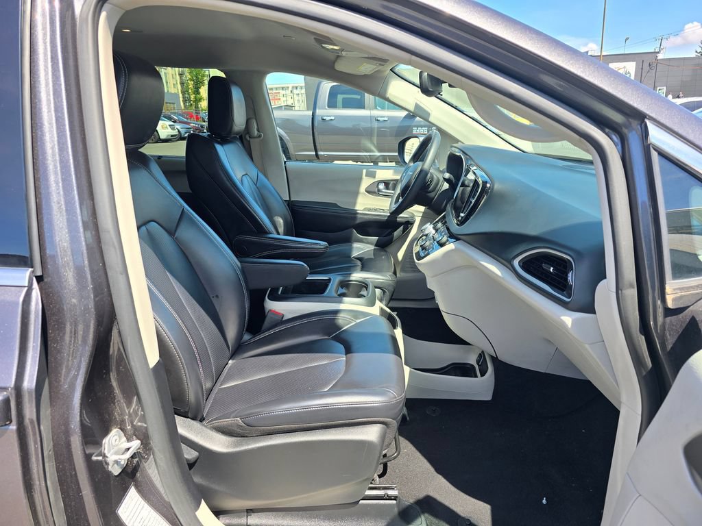 Used 2023 Chrysler Pacifica Touring-L FWD image 12