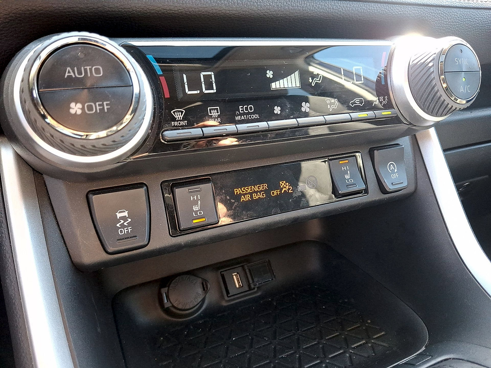 Used 2022 Toyota RAV4 XLE w/ Convenience Package FWD image 19