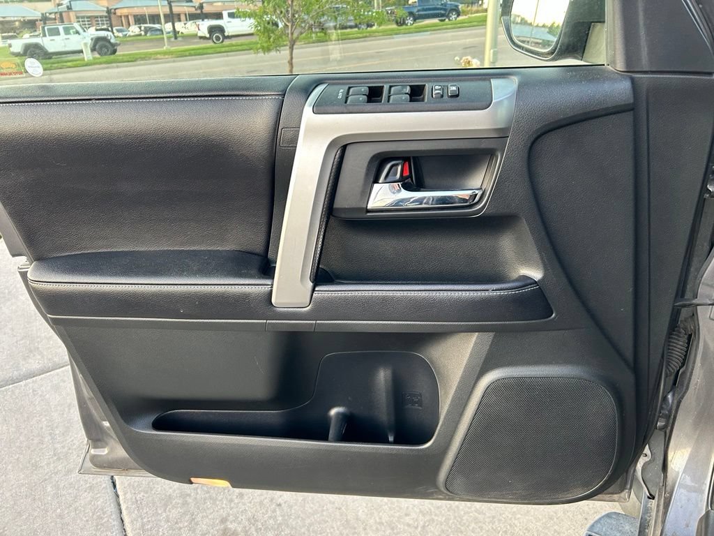 Used 2017 Toyota 4Runner SR5 AWD/4WD image 9