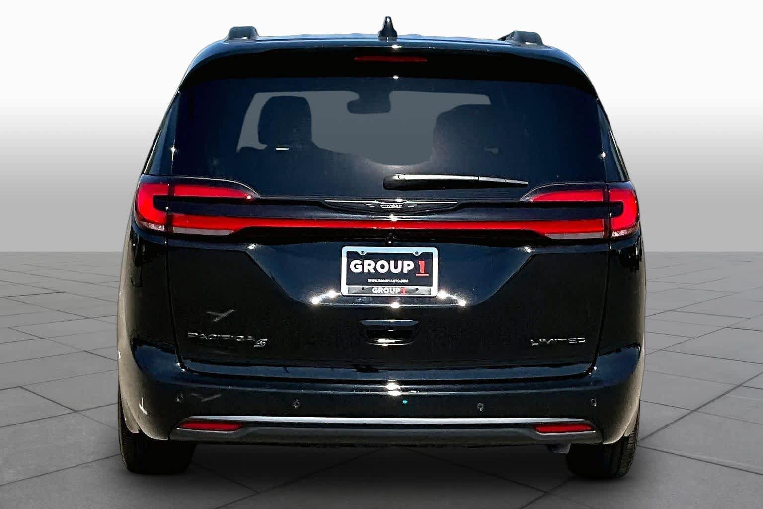 Used 2026 Chrysler Pacifica Limited w/ Uconnect Theater Family Group FWD image 4