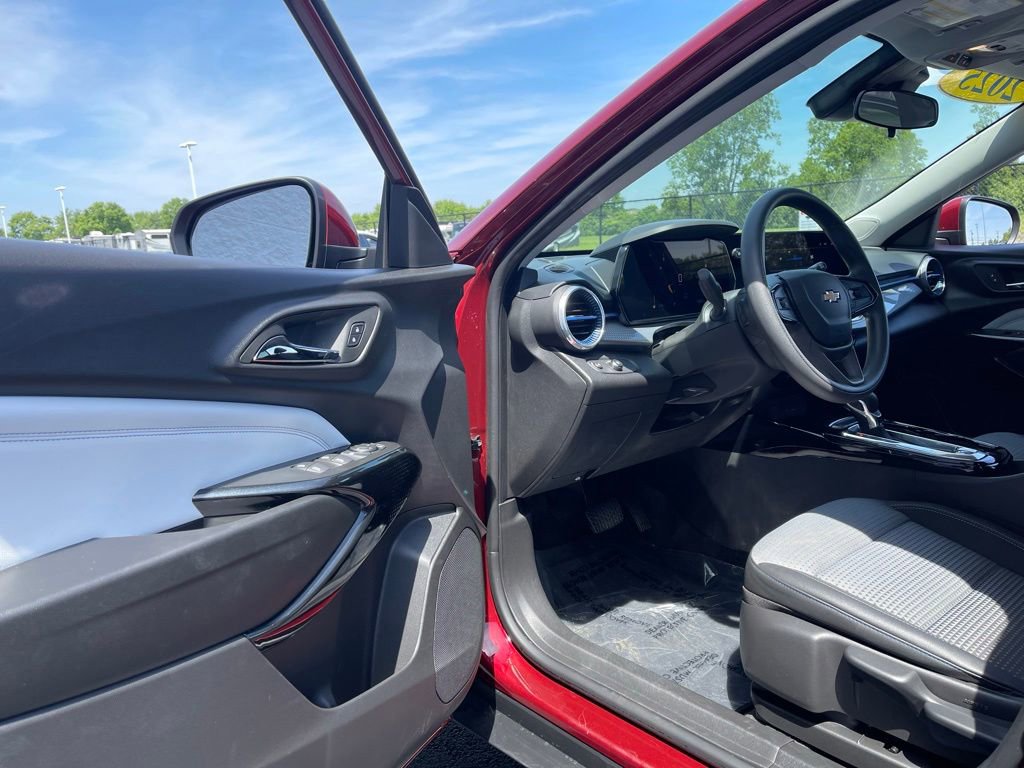 Used 2025 Chevrolet Trax LT FWD image 13
