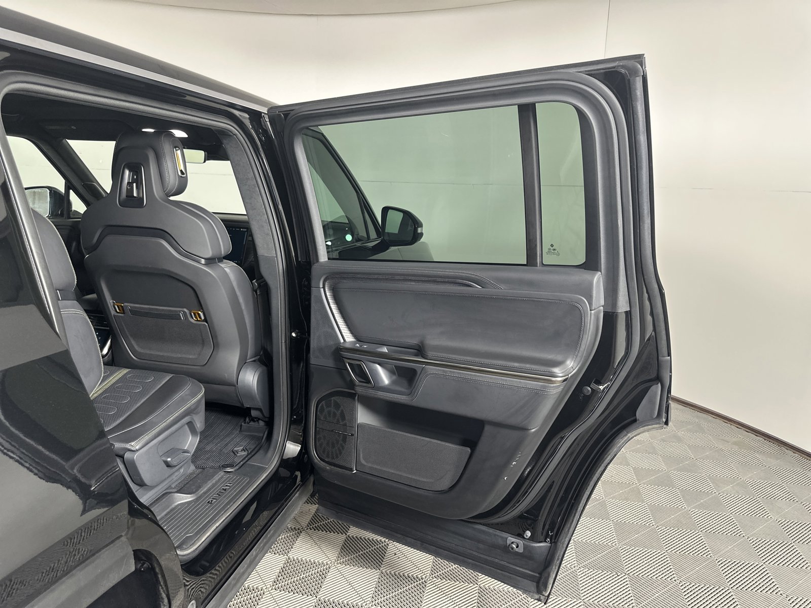 Used 2022 Rivian R1S Launch Edition image 18