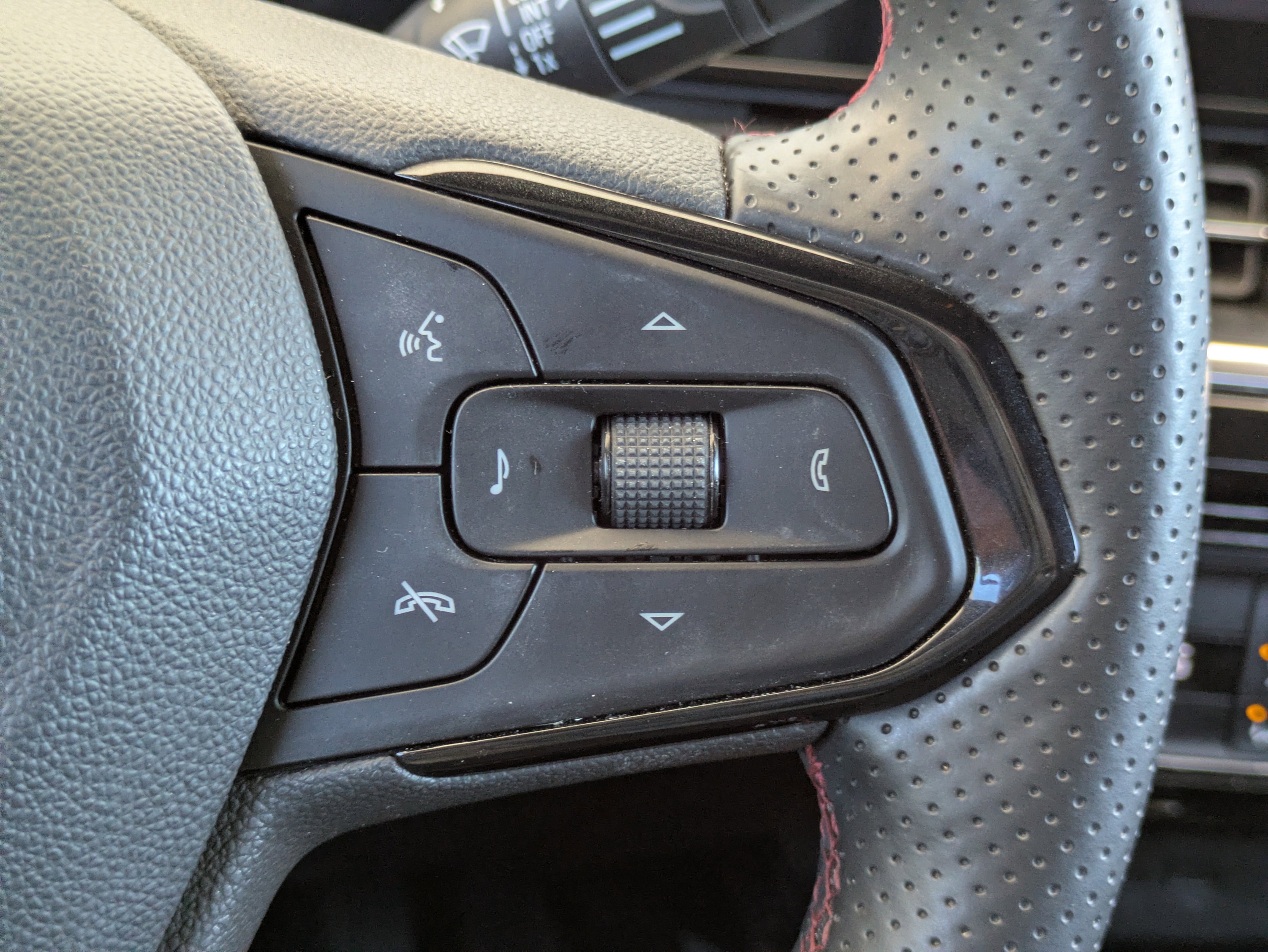 Used 2025 Chevrolet Trax RS w/ Sunroof Package image 17