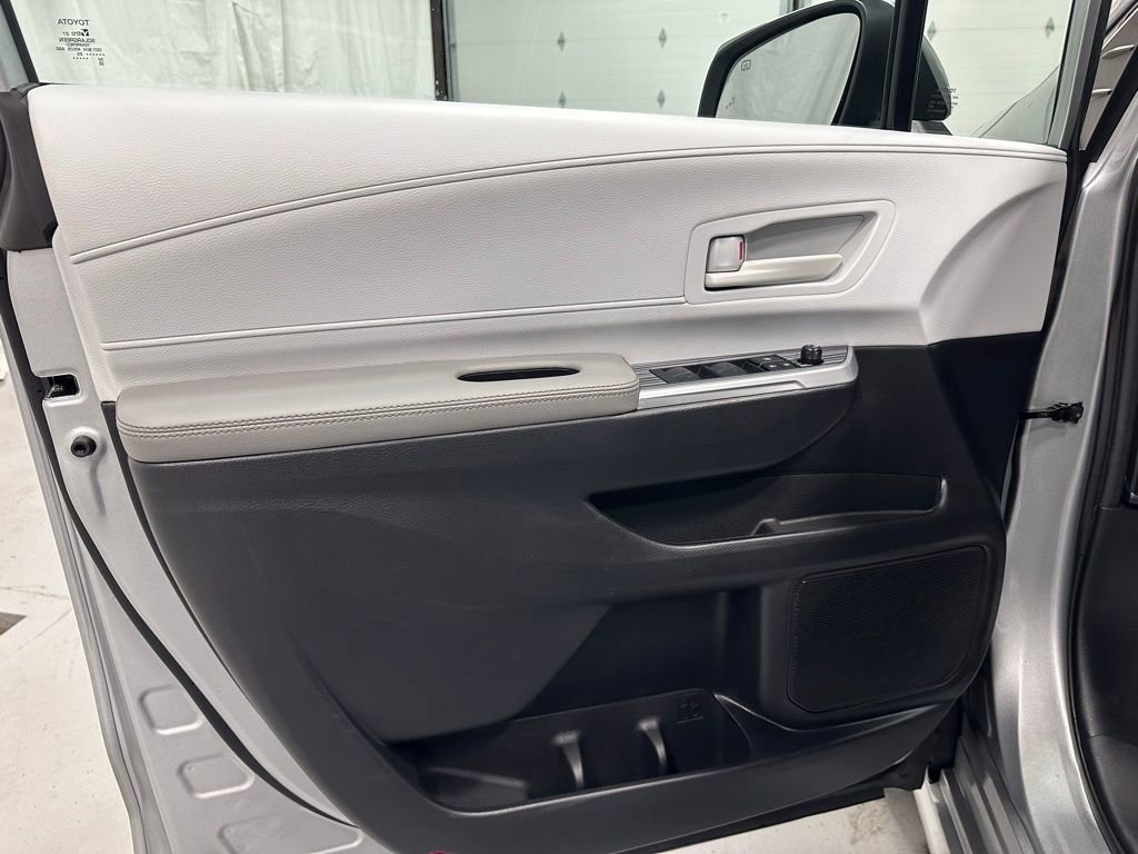 Used 2025 Toyota Sienna LE image 8