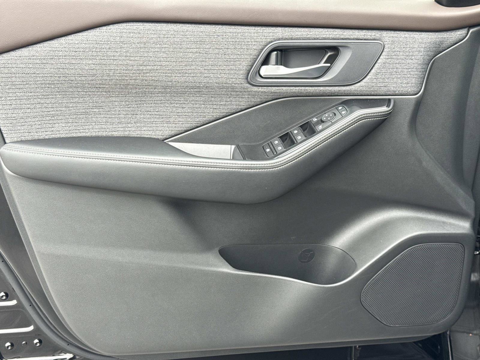 Used 2023 Nissan Rogue SV image 17