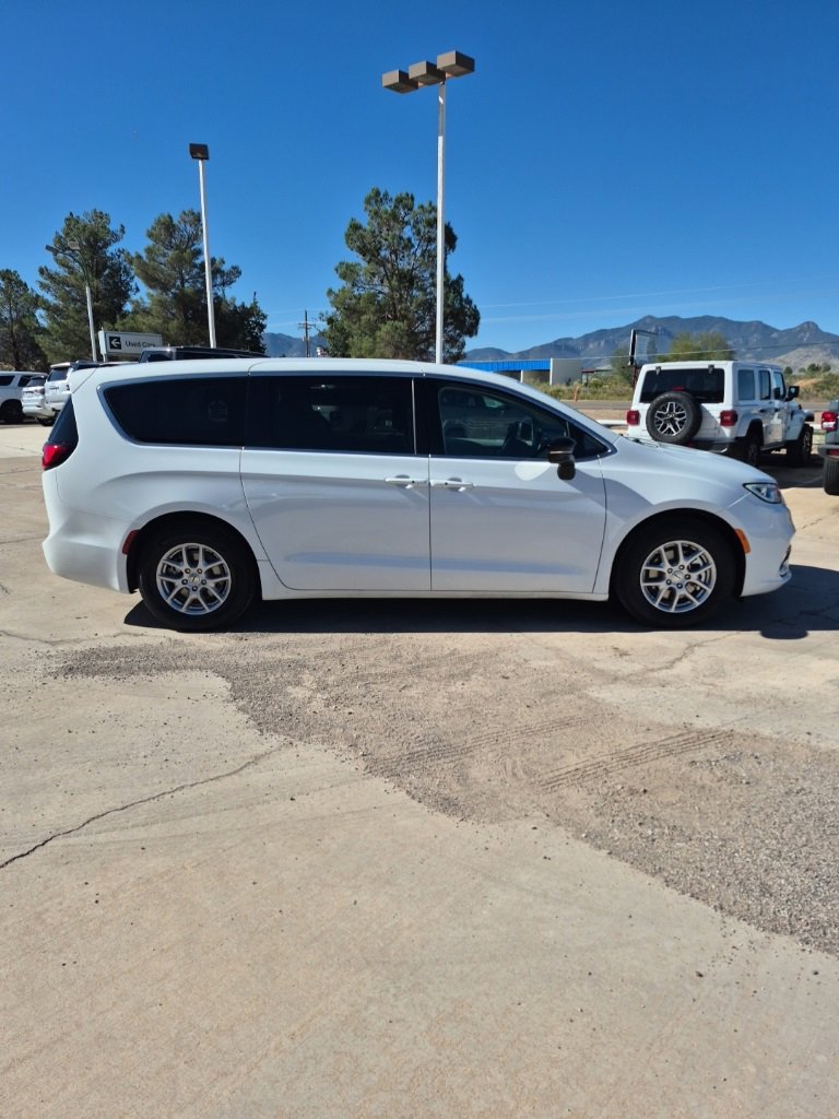 Certified 2024 Chrysler Pacifica Touring-L image 4