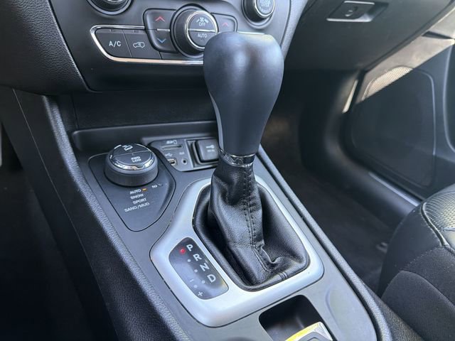 Used 2017 Jeep Cherokee Overland w/ Technology Group AWD/4WD image 20