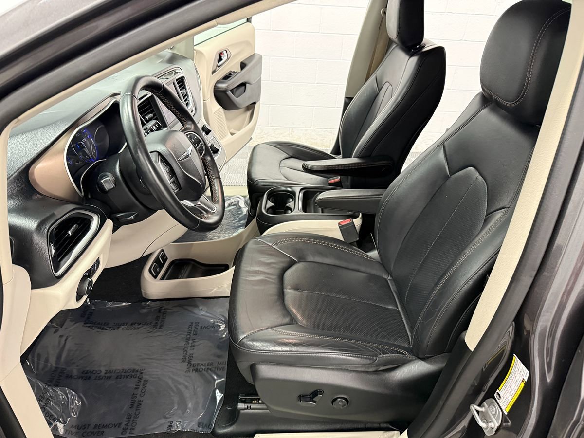 Used 2018 Chrysler Pacifica Touring-L image 10