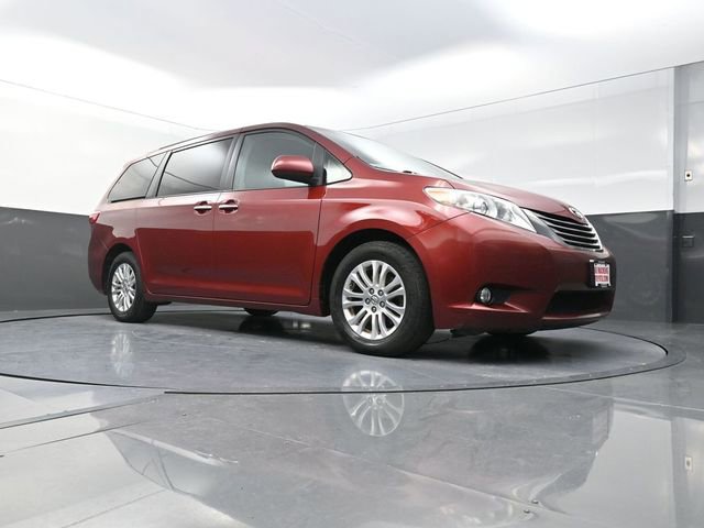 Used 2016 Toyota Sienna XLE image 25