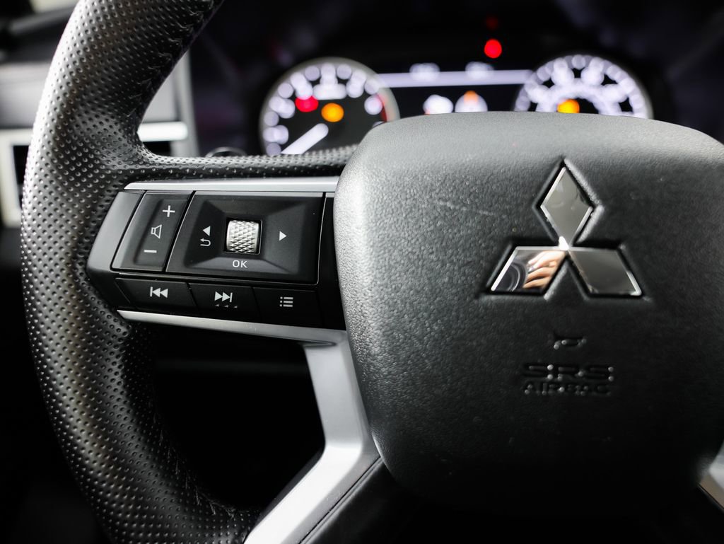 Used 2024 Mitsubishi Outlander SE image 32