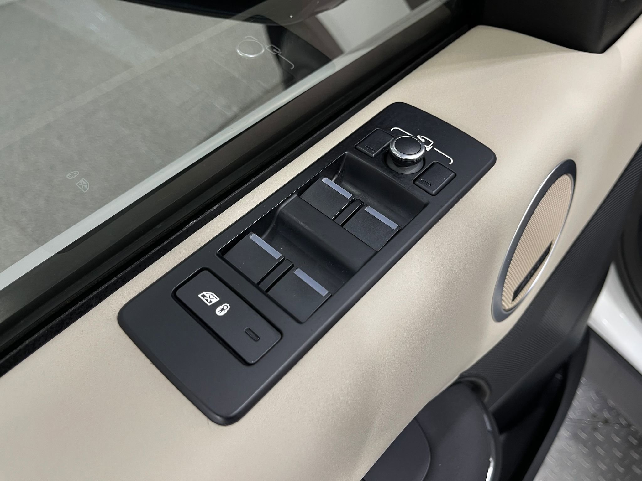 Used 2020 Land Rover Discovery Landmark AWD/4WD image 16
