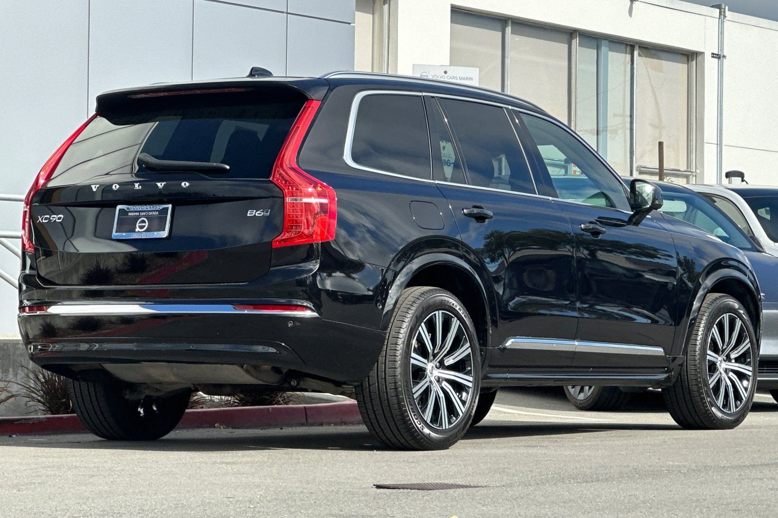 Certified 2025 Volvo XC90 B6 Plus image 2