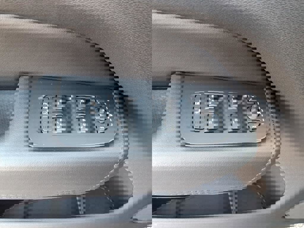 Certified 2025 Volvo XC60 B5 Plus image 17