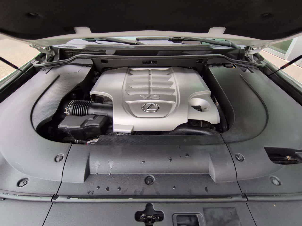 Used 2013 Lexus LX 570 4WD w/ Luxury Pkg image 14
