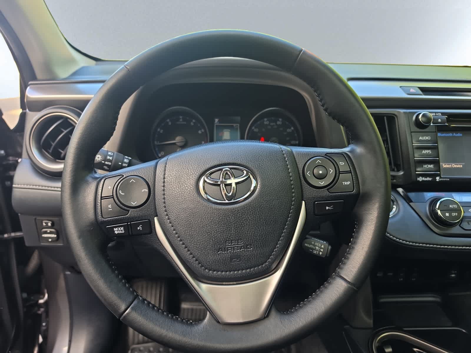 Used 2018 Toyota RAV4 XLE AWD/4WD image 17