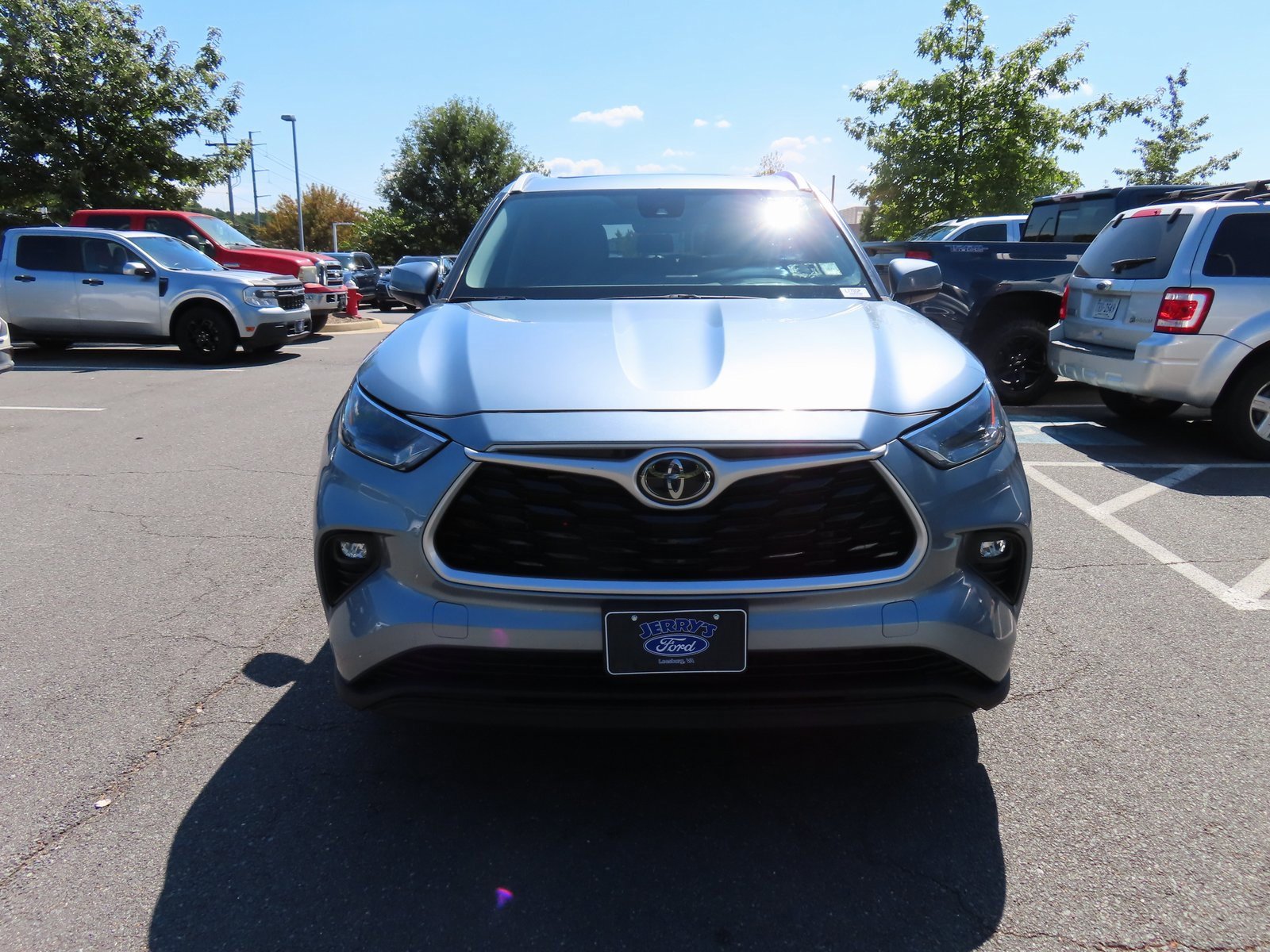 Used 2022 Toyota Highlander XLE image 2