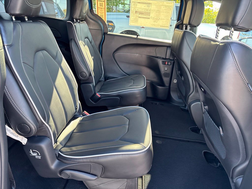 New 2027 Chrysler Pacifica Limited FWD image 21