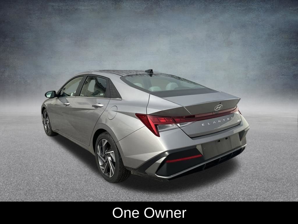 Used 2025 Hyundai Elantra Limited image 3
