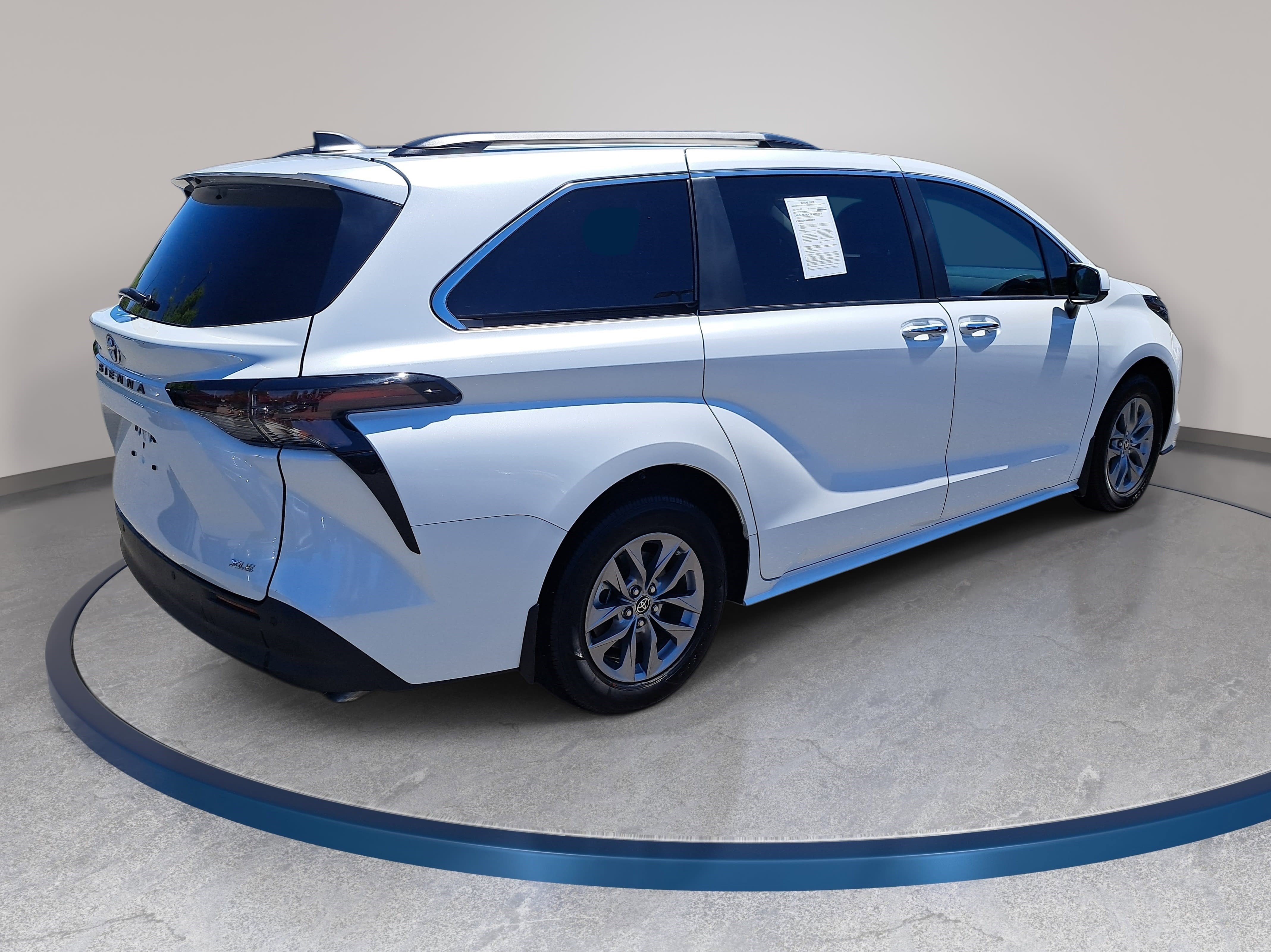 Used 2025 Toyota Sienna XLE FWD image 5