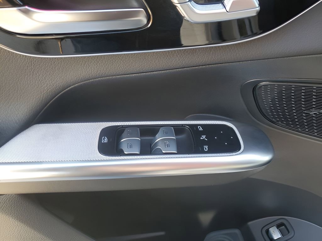 Used 2025 Mercedes-Benz GLC 300 4MATIC image 28