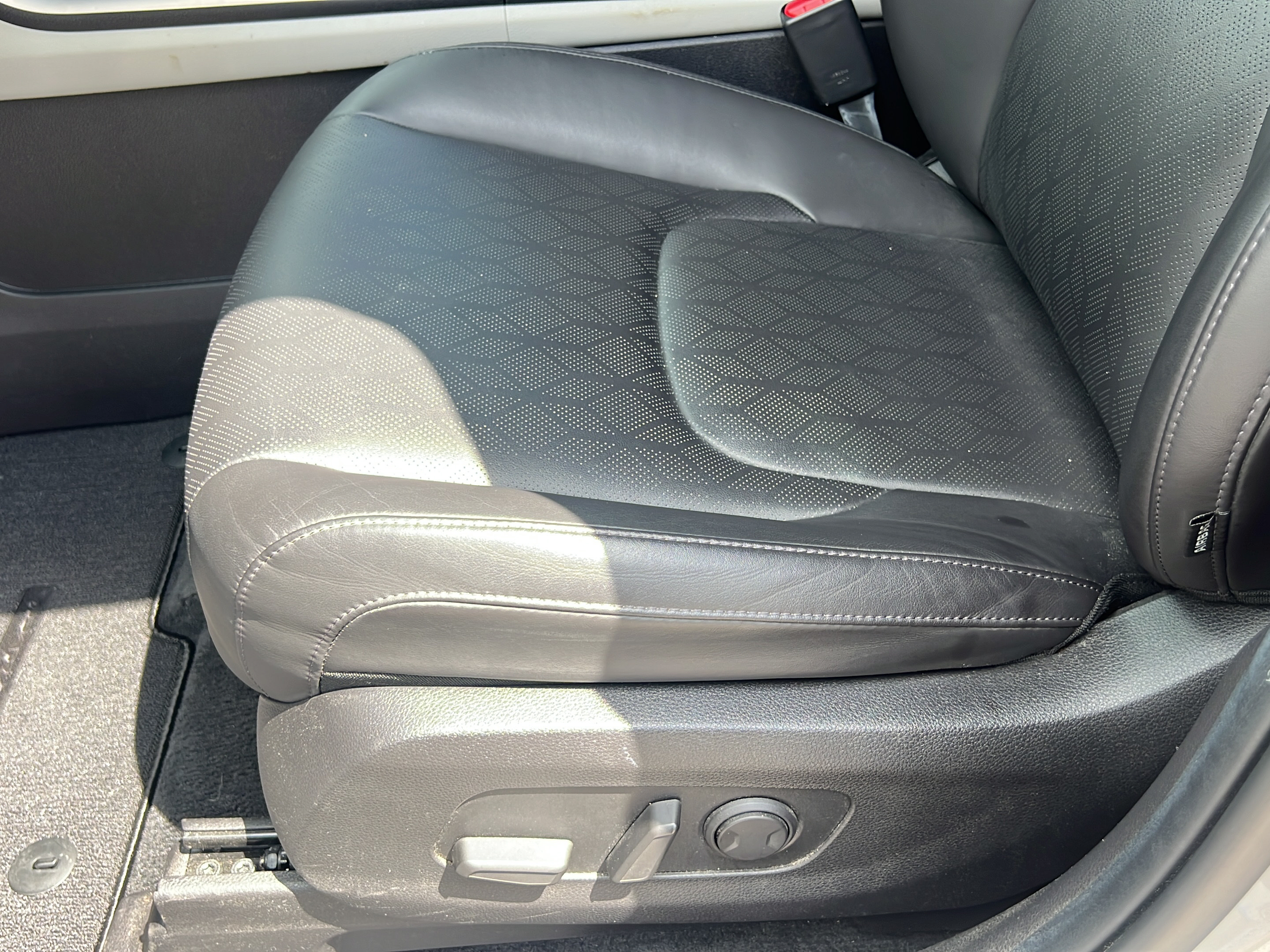 Used 2023 Kia Carnival LX FWD image 14