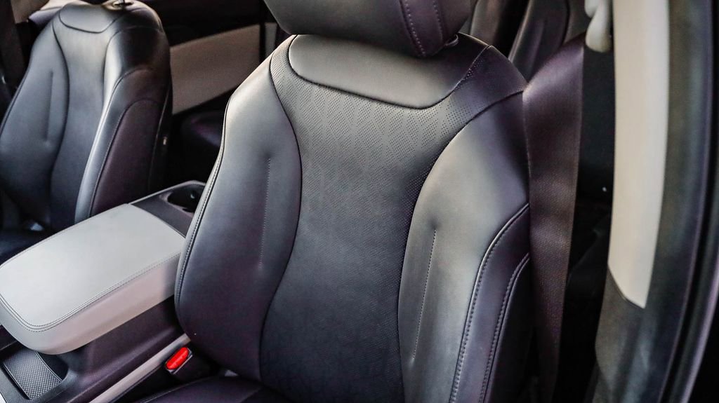 Used 2024 Kia Carnival LX image 40