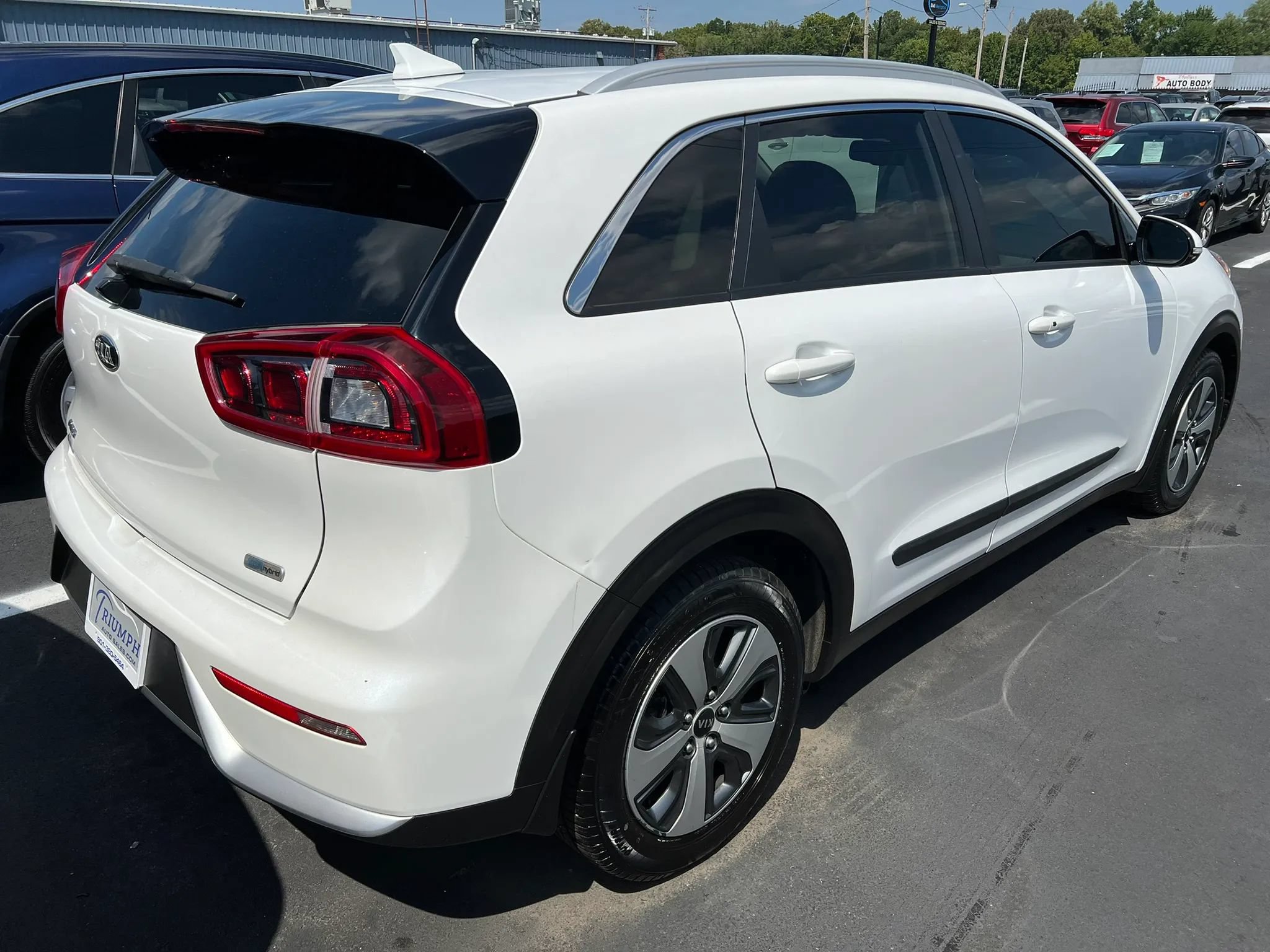 Used 2019 Kia Niro EX FWD image 2