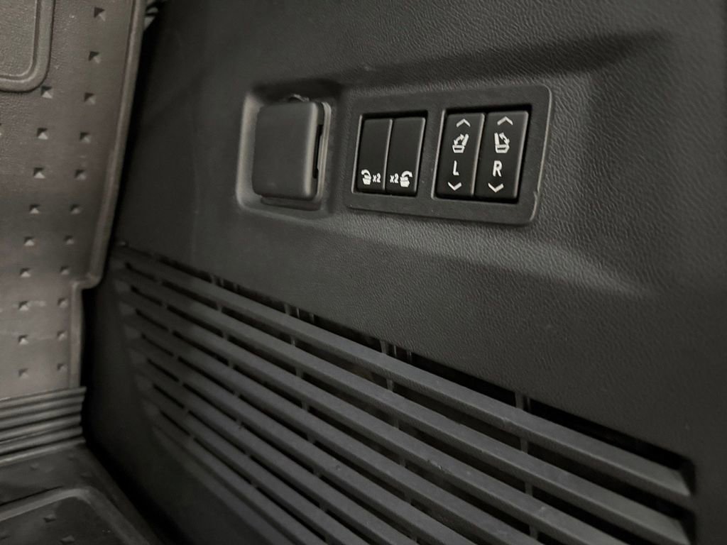 Used 2022 Chevrolet Tahoe Z71 w/ Luxury Package image 6