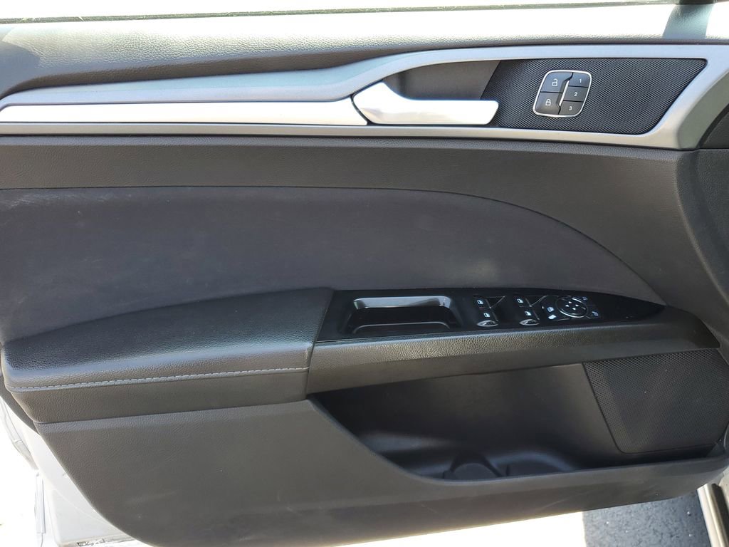 Used 2015 Ford Fusion SE FWD image 23