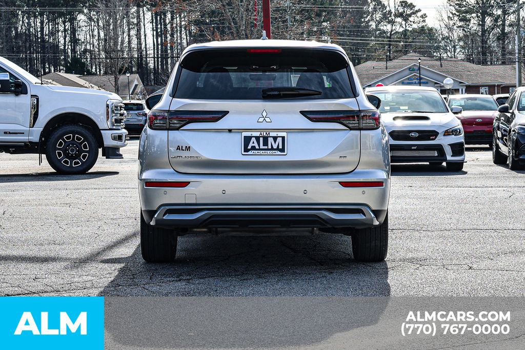 Used 2025 Mitsubishi Outlander SE image 12