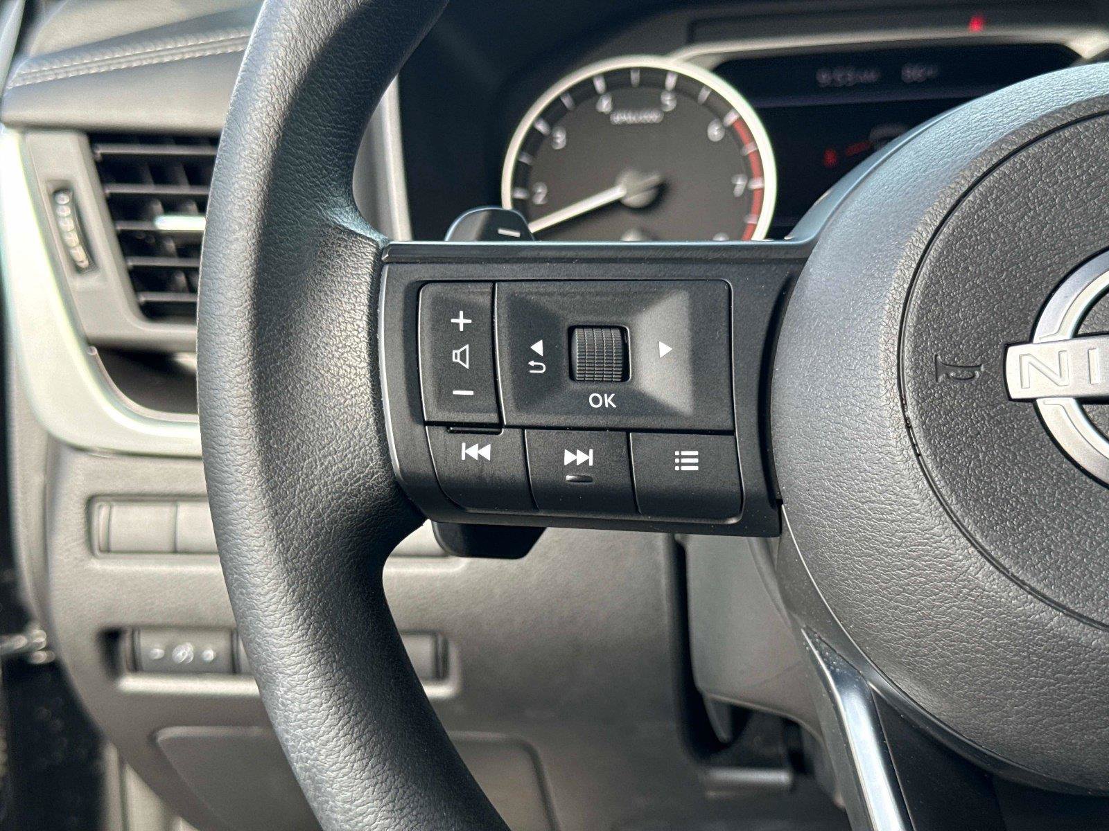 Used 2024 Nissan Rogue SV FWD image 31
