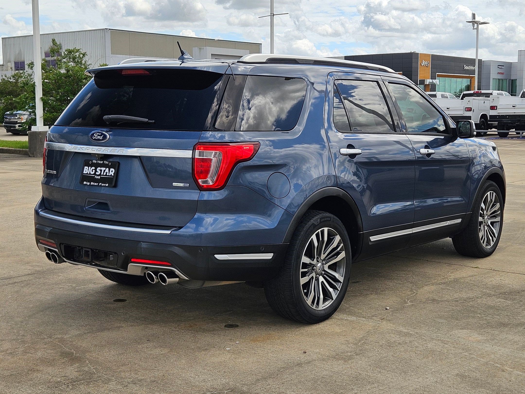 Used 2019 Ford Explorer Platinum image 3