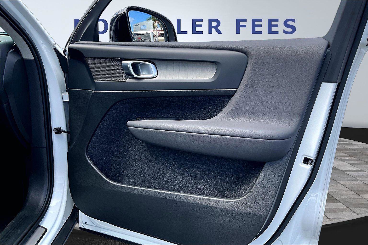 Used 2024 Volvo XC40 B5 Plus image 29